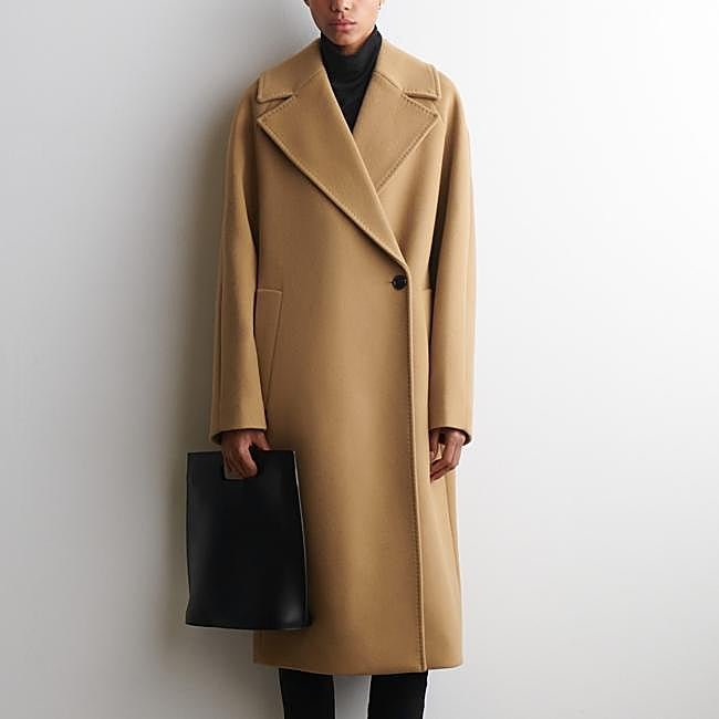 Abrigo camel de Cos, precio rebajado: 195 euros.