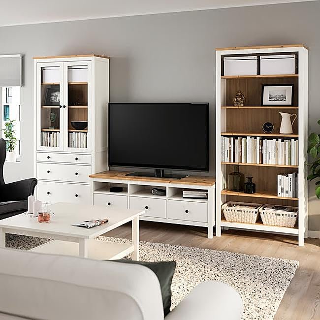 Composición de mueble de televisión con estanterías HEMNES (rebajado a 777 euros).