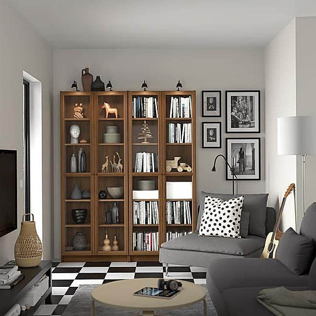 Estantería BILLY en color nogal con puertas OXBERG.