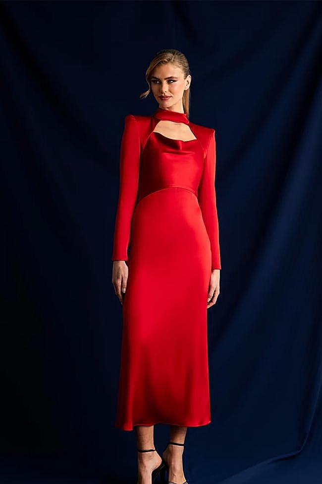 Vestido rojo satinado de Victoria.