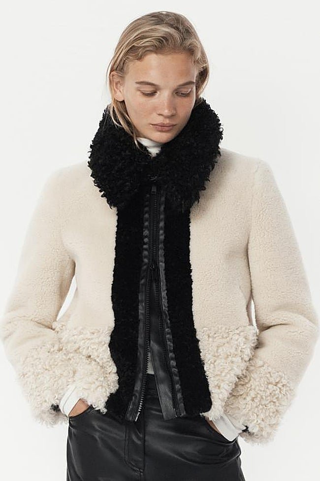 Chaqueta corta de Zara (89,99 euros)