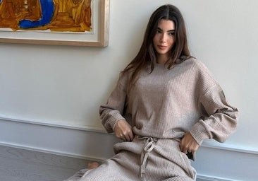 Pinza sentada con piernas separadas, la postura de yoga que te proporciona calma inmediata