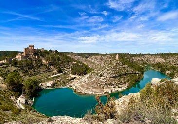 El pueblo de Cuenca ideal para tu próximo viaje: un casco antiguo de película, una iglesia sorprendente y la maravilla de su paisaje