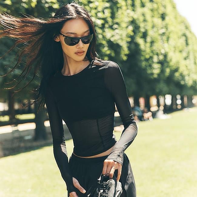 Mujer haciendo ejercicio al aire libre.