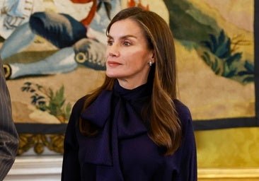 La reina Letizia estrena el look monocromático más elegante: blusa con lazada XL y cinturón para estilizar