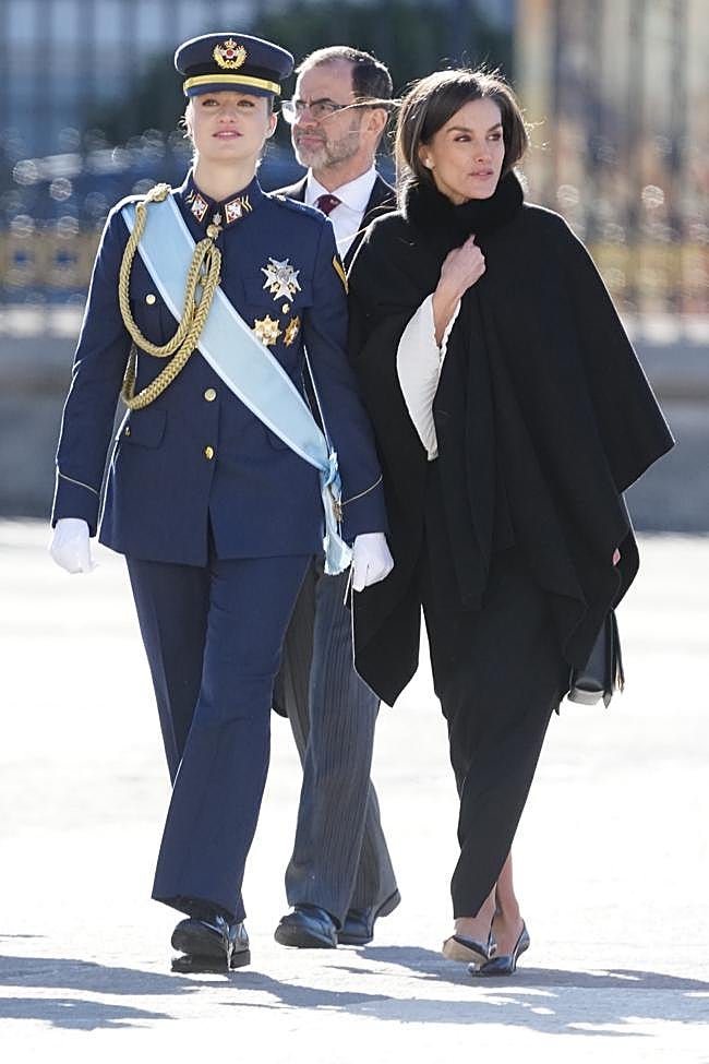 La princesa Leonor vestida de militar, junto con la reina Letizia, en la Pascua Militar 2026.