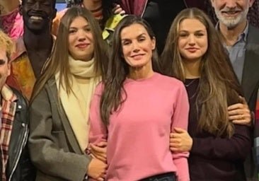 El look cómodo y elegante de la reina Letizia para ir al teatro: jersey atemporal y vaqueros favorecedores