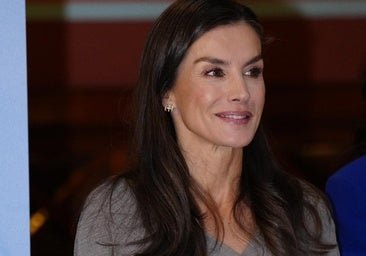 Letizia rescata su vestido de Cortana más elegante para el invierno y eleva el look con un cinturón XL