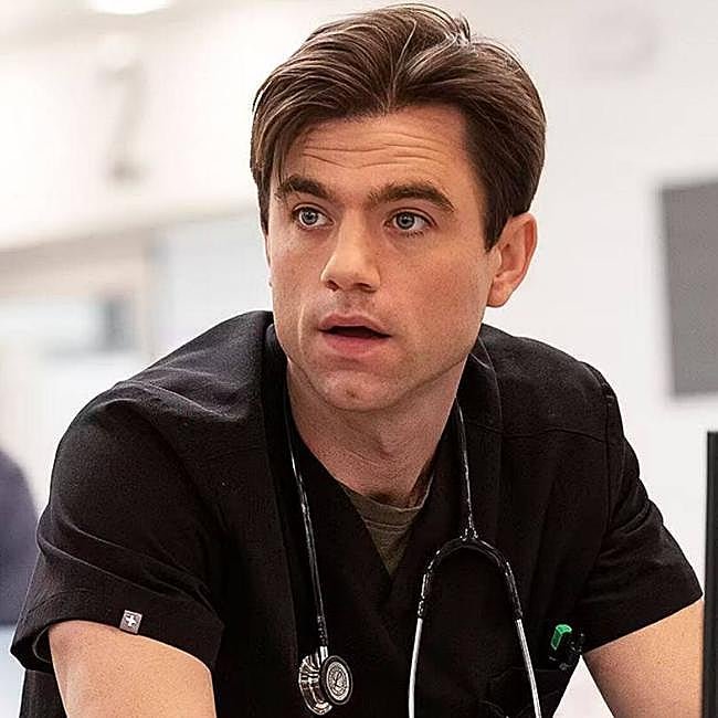 El doctor Frank Langdon interpretado por Patrick Ball.