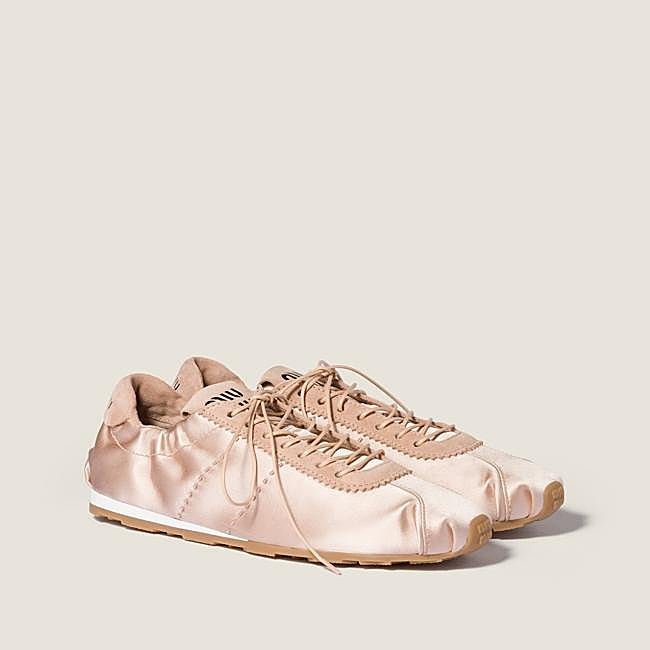 Zapatillas de satén rosa empolvado de Miu Miu, 750 euros.