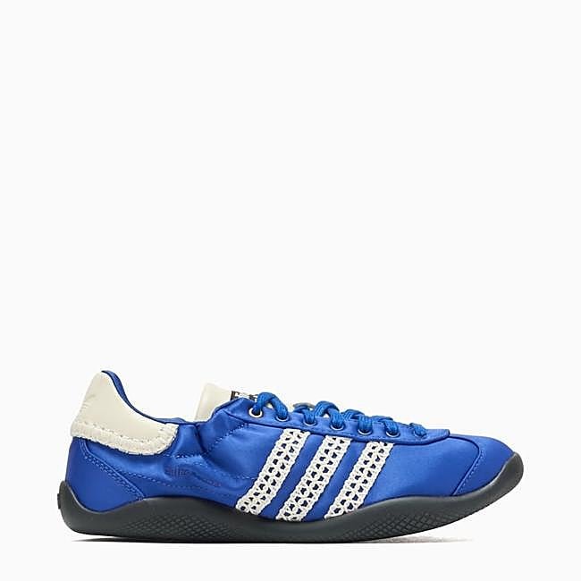 Zapatillas de satén azul de Adidas, 213 euros.