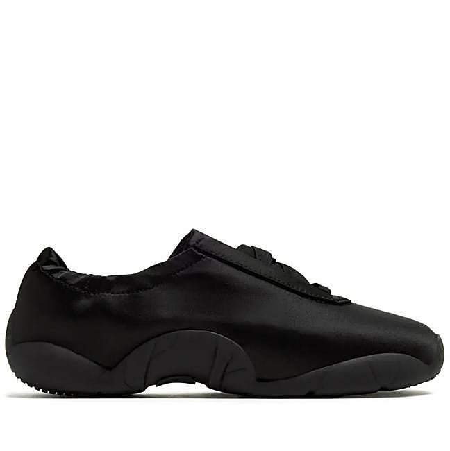 Zapatillas de satén negro de JW Pei, 101 euros.