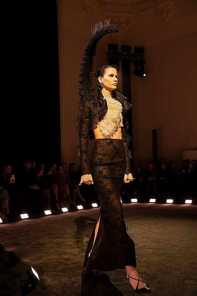 Look de Schiaparelli en la Semana de la Alta Costura de París.