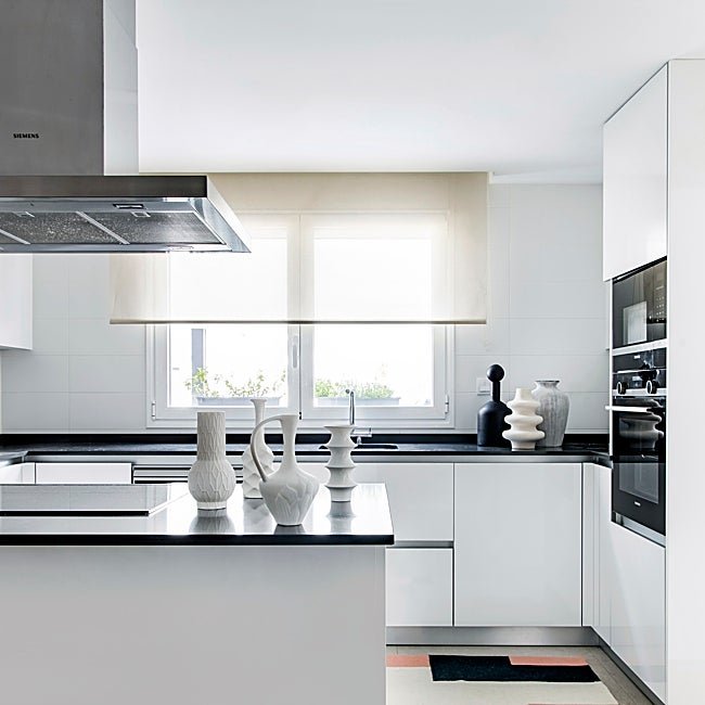 Cocina blanca diseñada por Sara Torrijos.