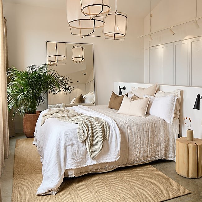 En este dormitorio de Marta Castellano-Mas el espejo aleja las paredes.