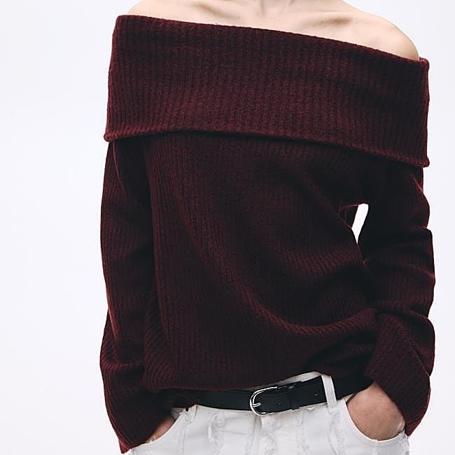 Jersey burdeos con hombros al descubierto de H&M. Precio rebajado: 17,99 euros.