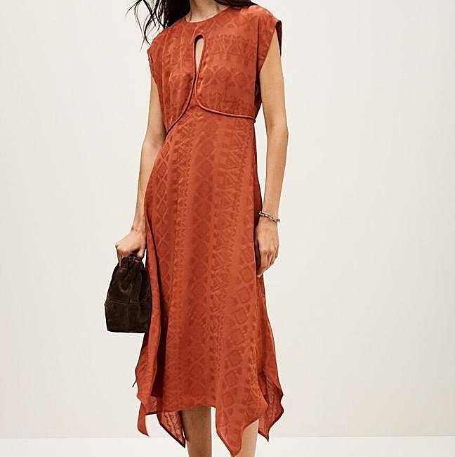 Vestido midi en tono teja con caída fluida de ba&sh. Precio rebajado: 150 euros.