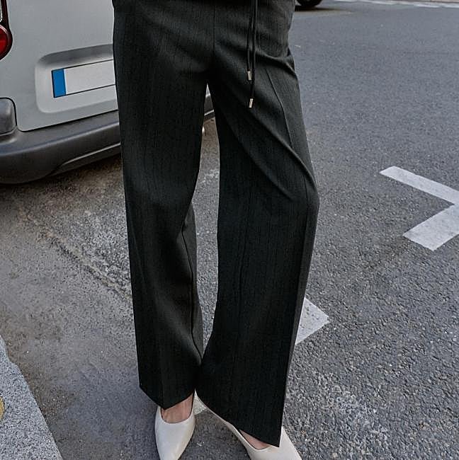 Pantalones de tiro alto de Zara. Precio rebajado: 17,99 euros.