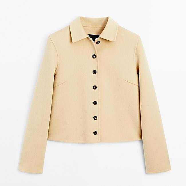 Chaqueta corta en tono crema de Massimo Dutti. Precio rebajado: 119 euros.