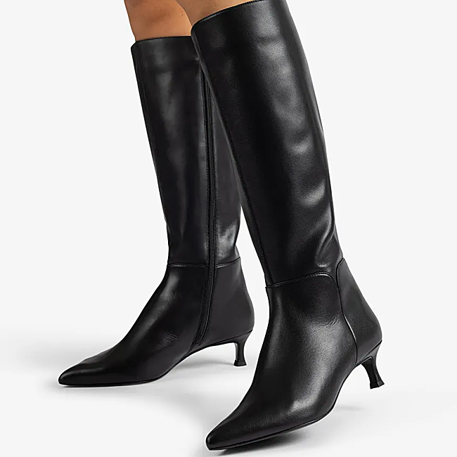 Botas negras de caña alta con tacón fino de Unisa. Precio rebajado: 159,90 euros.