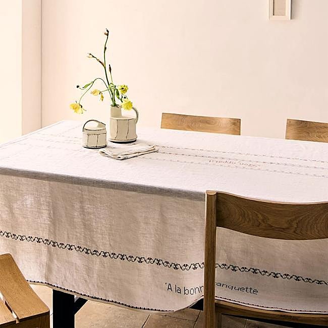 Mantel de lino con adorno en punto de cruz de Zara Home (ahora, 129 euros).