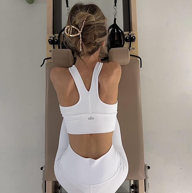 Mujer haciendo ejercicio en el gimnasio.