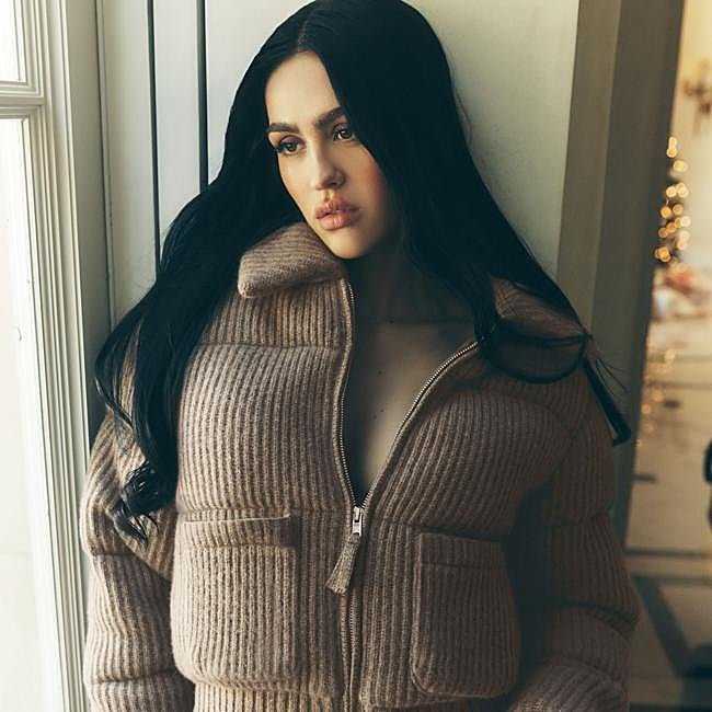 Mujer con un estilismo sport.