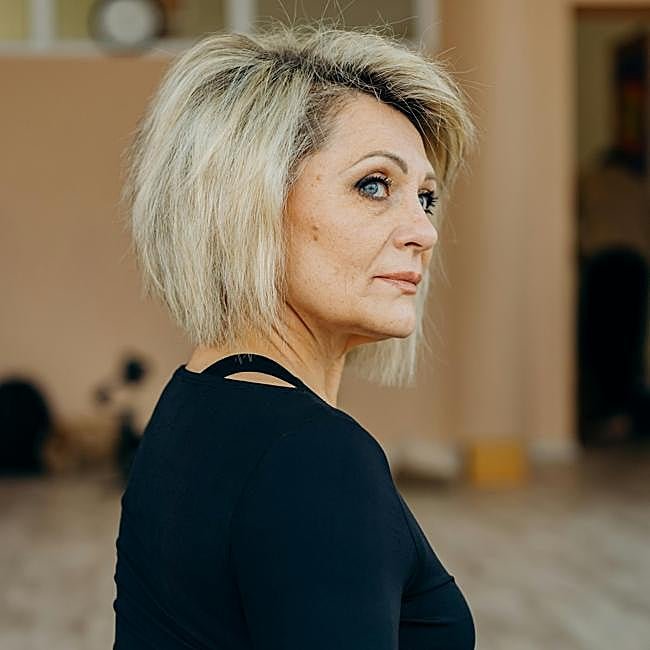 Mujer haciendo Pilates en casa.