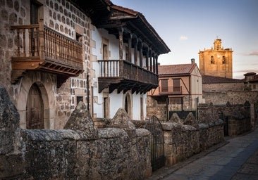 El pintoresco pueblo de Soria que te va a encantar: calles empedradas, bellas casonas y la enigmática Laguna Negra