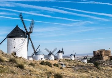 El bonito pueblo de Toledo que no te cansarás de visitar: molinos de viento, una plaza quijotesca y el castillo