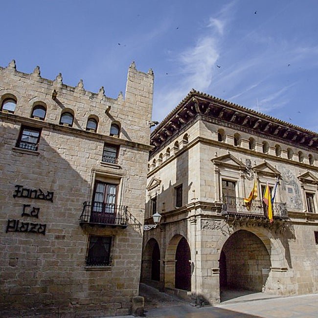 Dos de los edificios renacentistas de la plaza, la Fonda y el ayuntamiento.