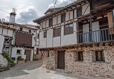 El bello pueblo de Ávila para tu escapada invernal más idílica: casas de cuento y Gredos de fondo