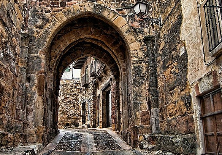 El arco de Arrebatacapas es uno de los emblemas de esta villa.