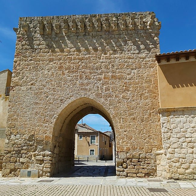 La puerta de Ajújar es la más antigua de las que se conservan de la muralla.