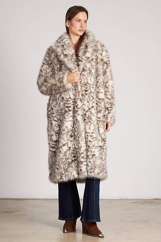 Abrigo de pelo de mujer estampado con cierre de botones (180€ en El Corte Inglés)