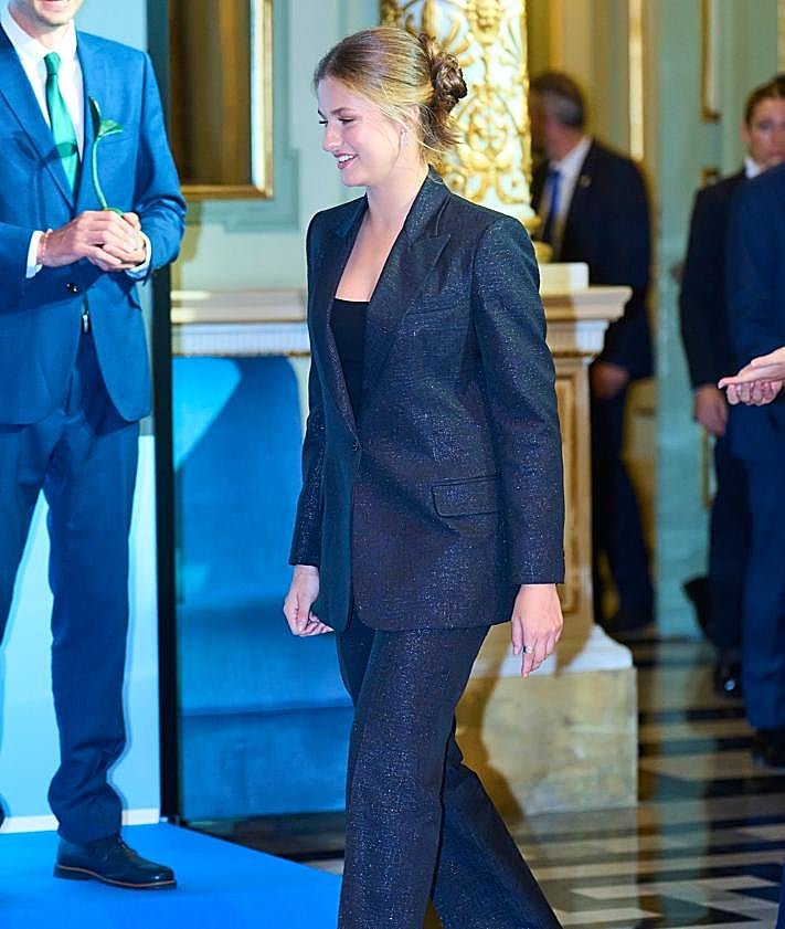 Imagen secundaria 2 - Uniforme militar, traje de chaqueta y look casual: el 2025 estilístico de la princesa Leonor, en fotos