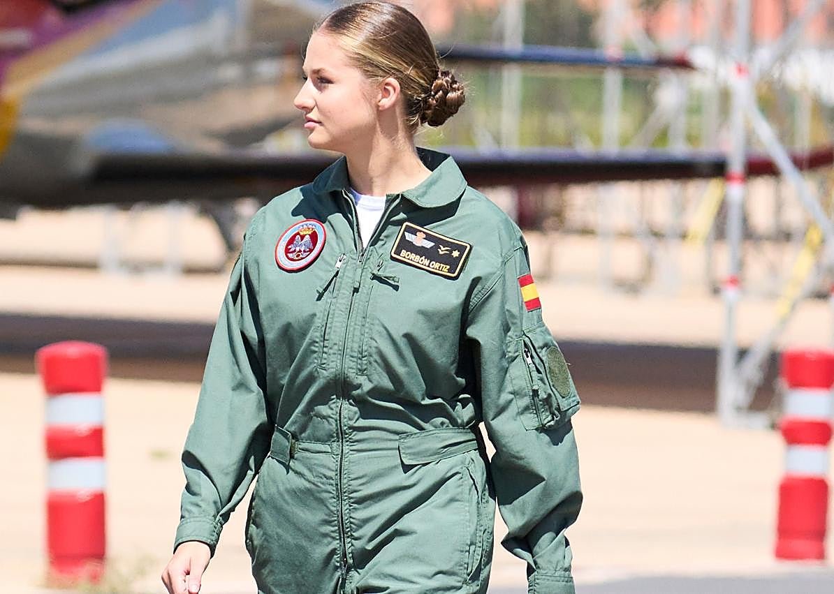 Imagen secundaria 1 - Uniforme militar, traje de chaqueta y look casual: el 2025 estilístico de la princesa Leonor, en fotos