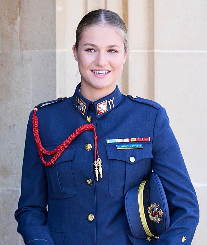 Imagen secundaria 2 - Uniforme militar, traje de chaqueta y look casual: el 2025 estilístico de la princesa Leonor, en fotos