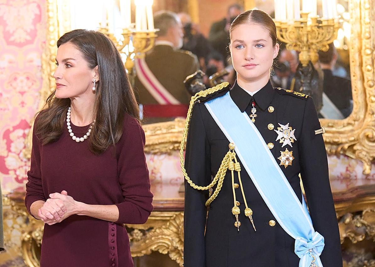 Imagen secundaria 1 - Uniforme militar, traje de chaqueta y look casual: el 2025 estilístico de la princesa Leonor, en fotos