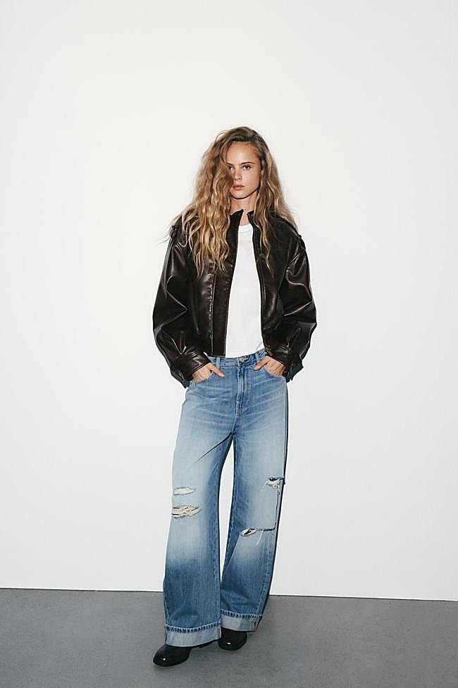 Vaqueros baggy con detalle de rotos de Zara.