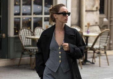 Las novedades de Zara de la semana: vestidos negros, camisas estampadas y chalecos que hacen tipazo