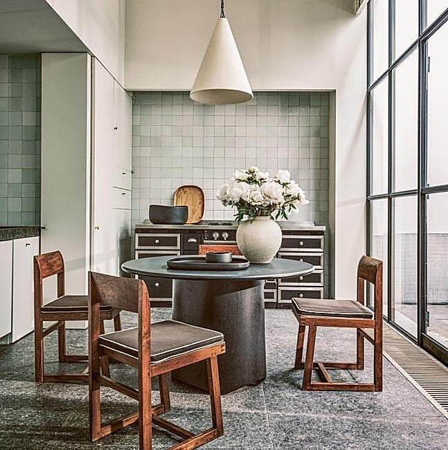 Comedor con piezas de Vincent Van Duysen para Zara Home: TABLE ACCESSORY 02 en madera de hevea negro y roble; la TABLE 04 tiene acabado personalizado.