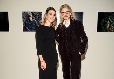 Un paseo con Annie Leibovitz por su exposición en la Fundación MOP: «La Reina fue quien decidió usar ese vestido de Balenciaga»