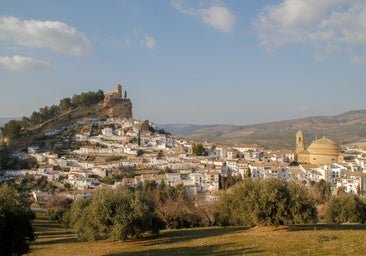 El secreto mejor guardado de Granada es este pueblo con una fortaleza del reino nazarí y una iglesia redonda