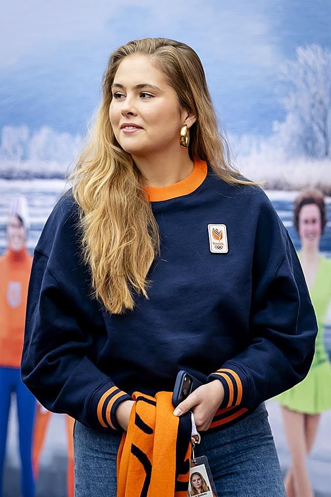 Amalia de Holanda con la sudadera el equipo nacional de Holanda y la bufanda a juego.