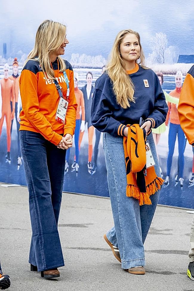 Máxima y Amalia de Holanda en los JJOO de invierno 2026, visitan la casa del equipo nacional holandés.