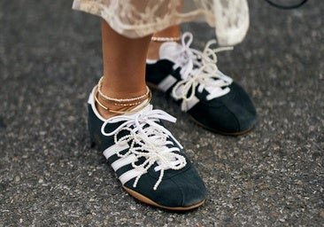Las zapatillas de satén arrasan en 2026: cómo llevarlas de forma elegante y las más bonitas de la temporada
