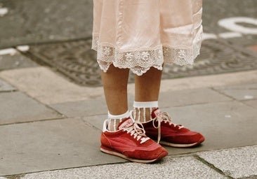 Los looks de oficina más originales se llevan con zapatillas: las más bonitas para ir cómoda sin perder la elegancia