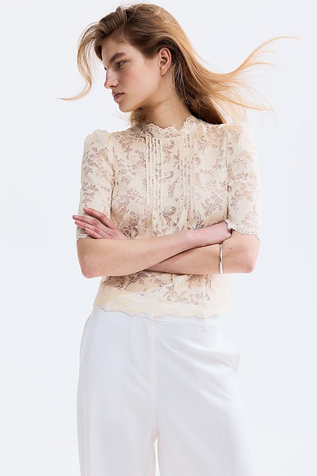 Blusa de encaje de H&M (34,99 euros)