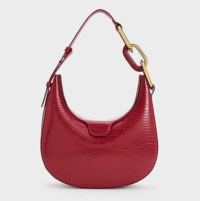 Bolso tipo luna Kora de efecto cocodrilo con detalles metálicos - Carmesí (99€)